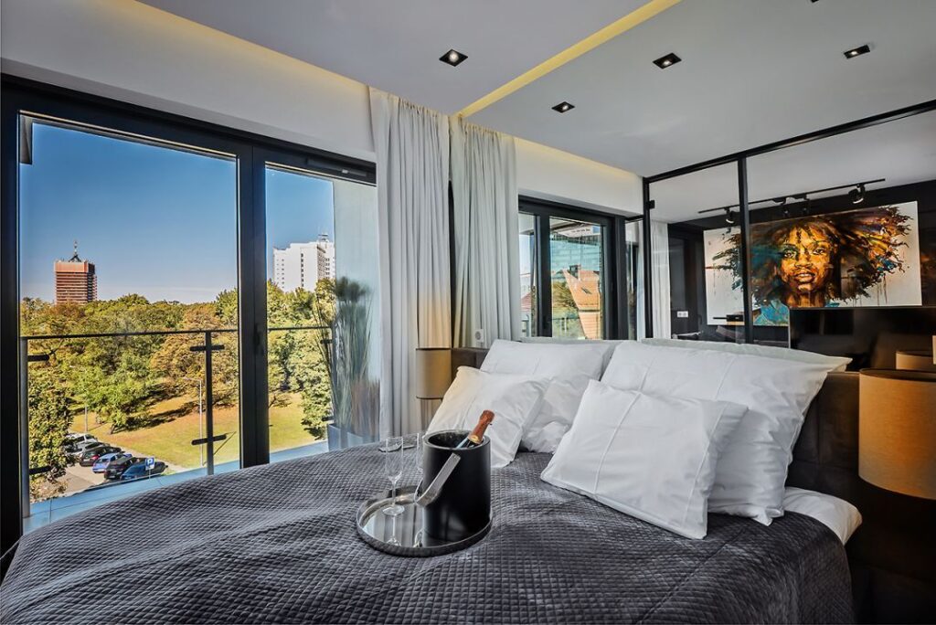 Przestronna sypialnia z panoramicznym widokiem na miasto