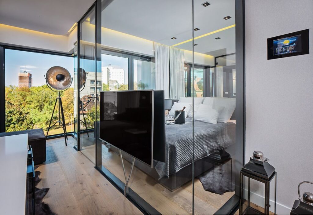 Pejzaż miejski za oknem w przytulnym pokoju dziennym