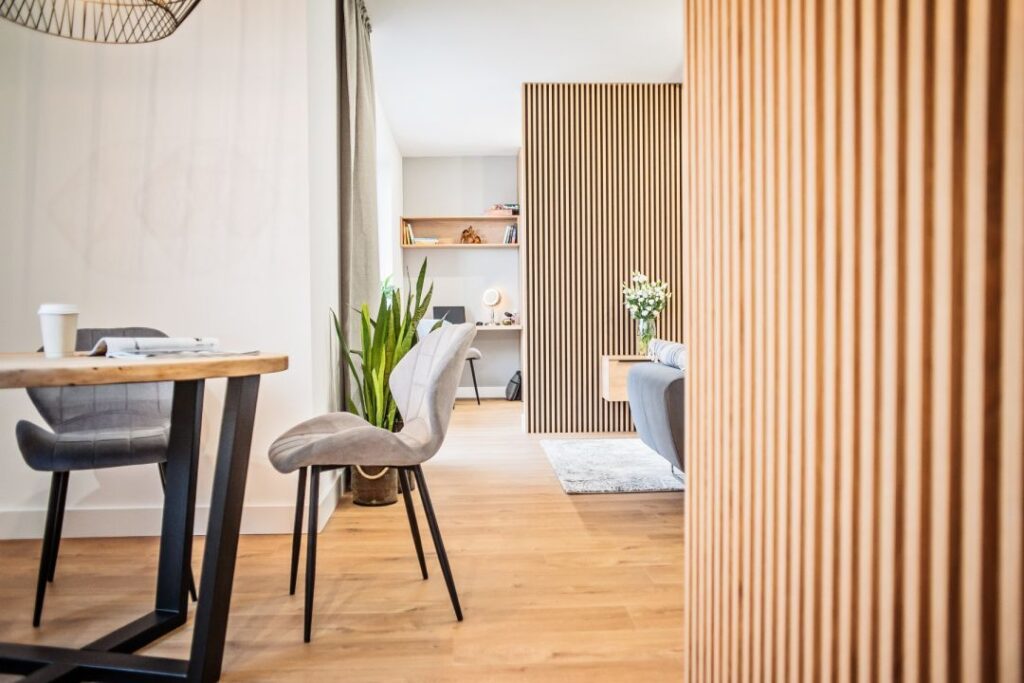 Rustycznego uroku dodająca drewniana podłoga w salonie