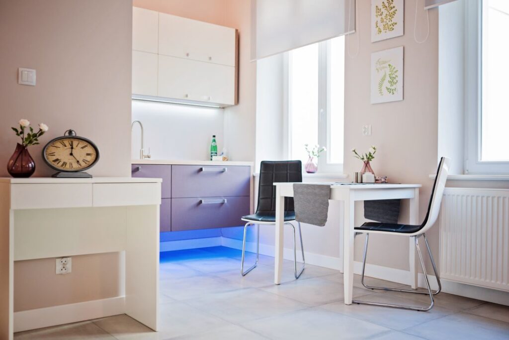 Minimalistyczny design jadalni z naturalnymi materiałami