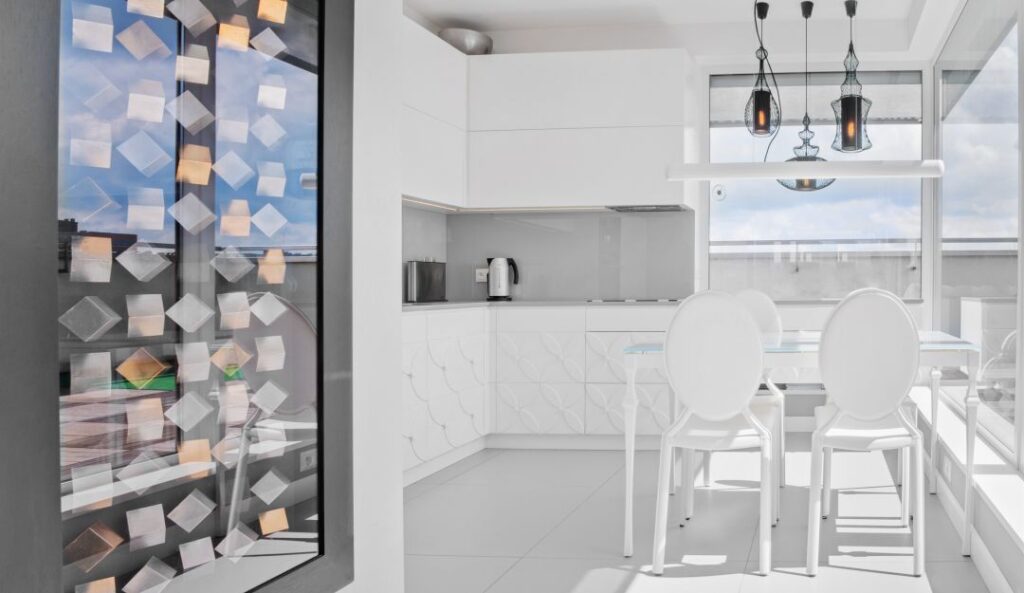 Białe wnętrze w pełnym blasku na zdjęciu nieruchomości