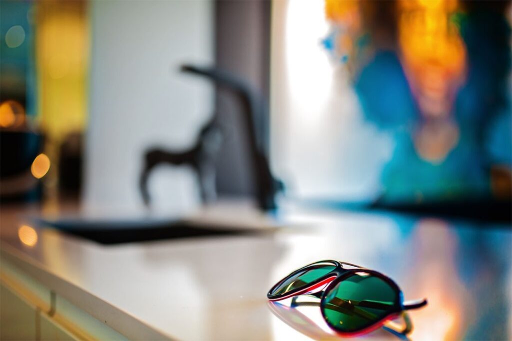 Luksusowy apartament z designerskimi meblami i sztuką na ścianach