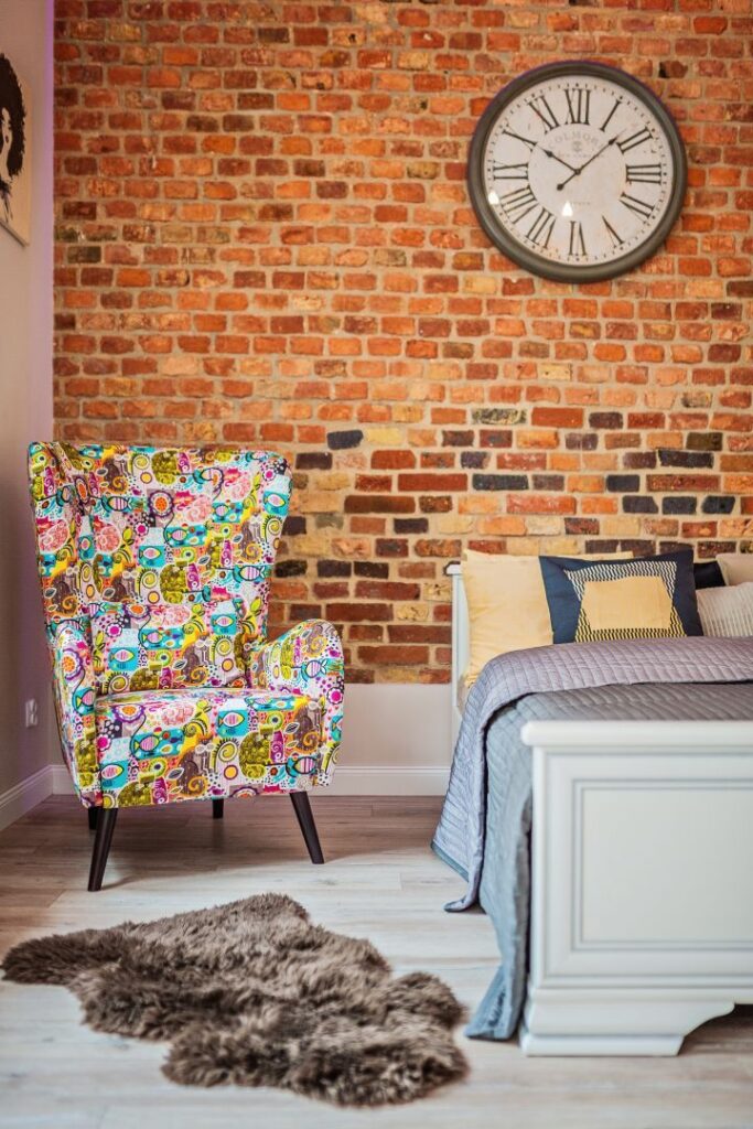 Designerska aranżacja przestrzeni w loftowym wnętrzu