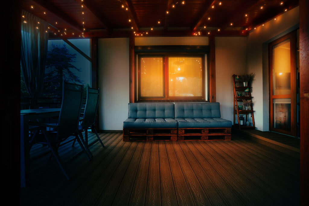 Sielski relaks: domek letniskowy w miodowych odcieniach zachodzącego słońca