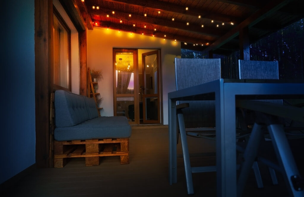 Malowniczy domek letniskowy z zachodem słońca jako tłem