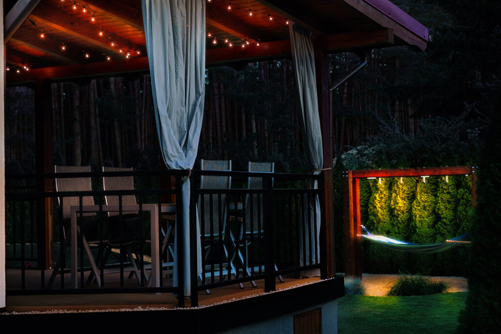 Przytulny domek letniskowy w cieniach wieczornego zachodu słońca