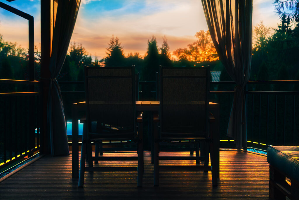 Urocza rezydencja letniskowa w złocistym świetle zachodu słońca