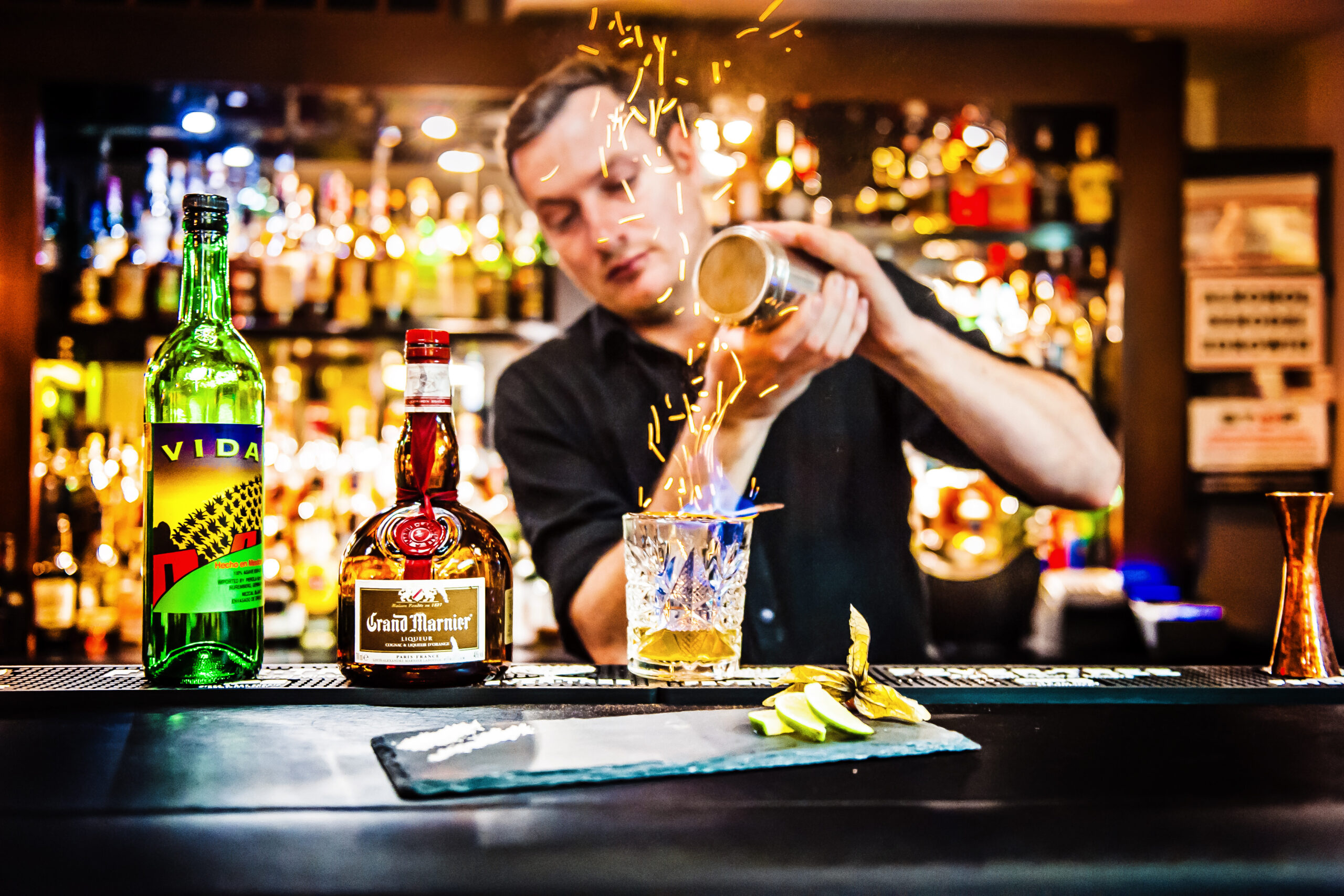 fotografia kulinarna - barman robiący drinka
